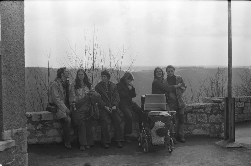 Matthias Domaschk (2. v. r.) mit Freunden am Fuchsturm in Jena im April 1977, ThürAZ, Sammlung / Foto Wolfgang Diete, Signatur: ThuerAZ-F-DW-040.02