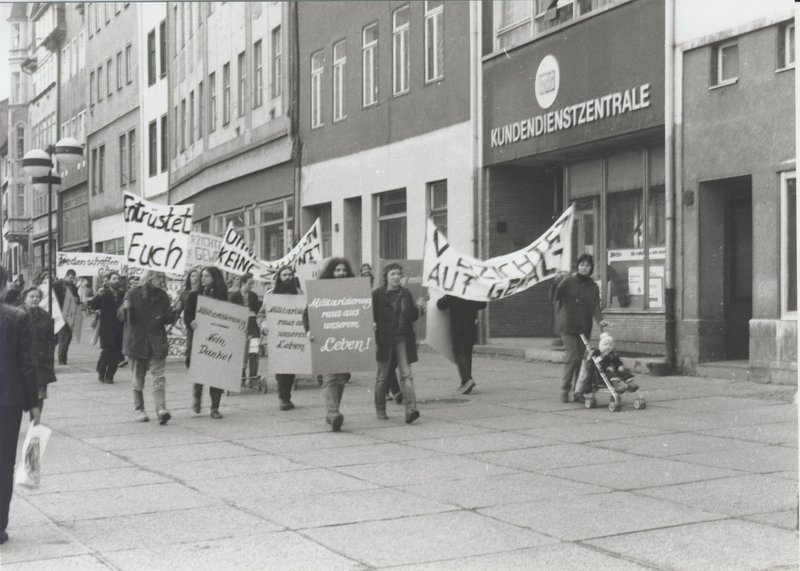 Mitglieder der Jenaer Unabhängigen Friedensgemeinschaft am 18. März 1983, ThürAZ, Sammlung Carsten Hahn, Signatur: ThuerAZ-P-HC-F-001.14
